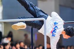 LOL赛事-精彩比赛中，球员们尽情展现实力与技艺