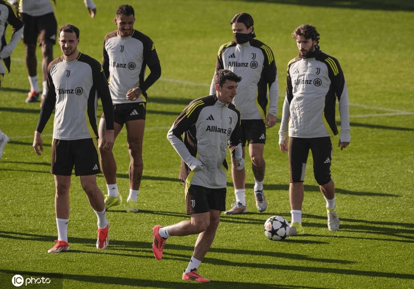 尤文图斯球员备战,尽显团队凝聚力的简单介绍 尤文图斯球员备战,尽显团队凝聚力的简单介绍