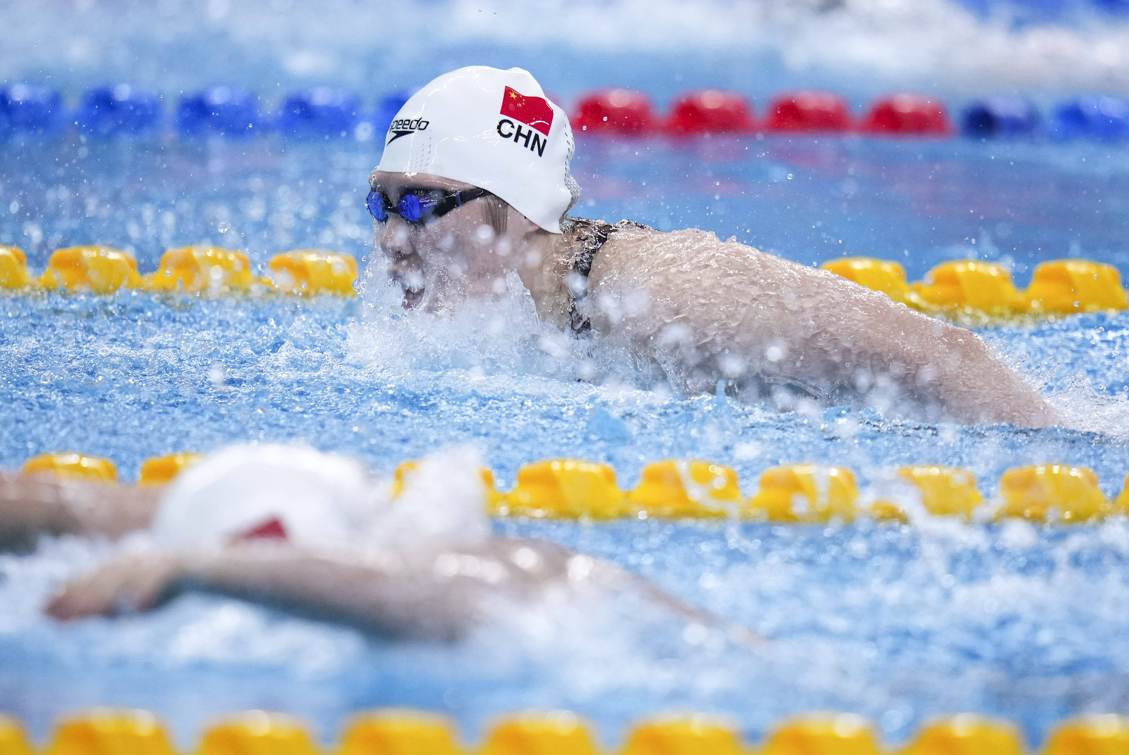 美女王者！西班牙选手夺得游泳比赛冠军