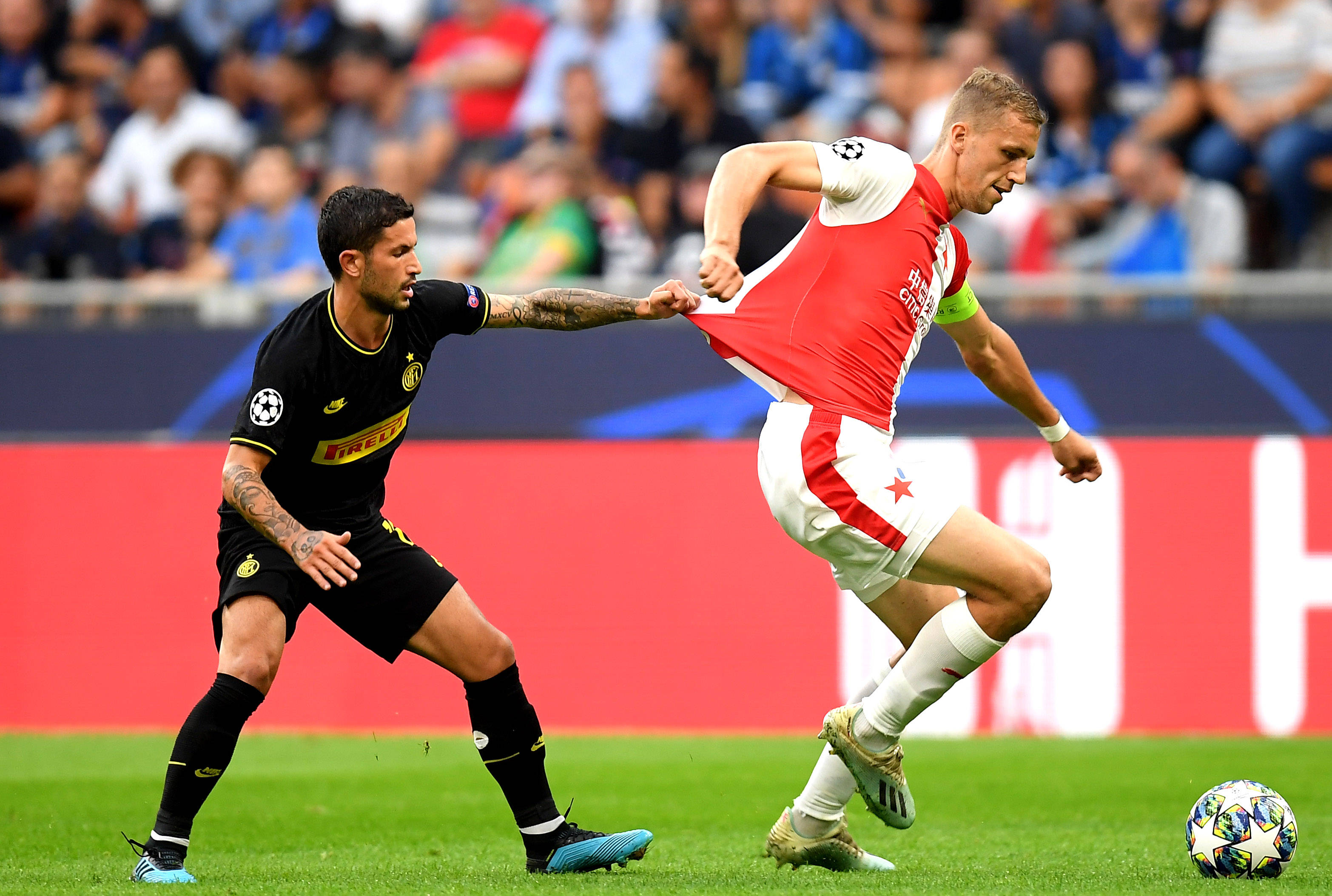 里尔中场球员状态火爆，带领球队成功