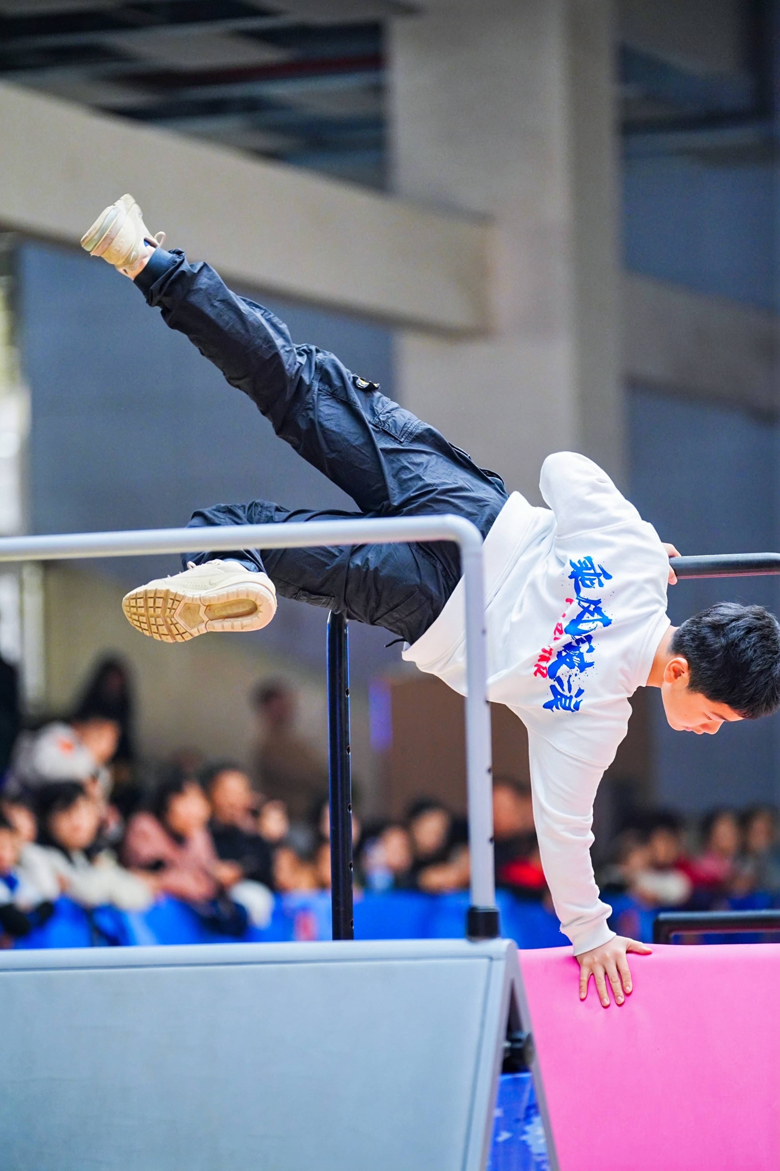 精彩比赛中，球员们尽情展现实力与技艺