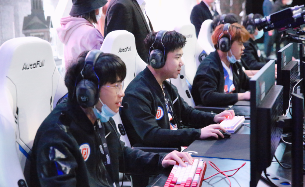 RNG碾压罗马，Elk关键团战开团秒人激烈交锋八强赛，强势挺进下一轮的简单介绍