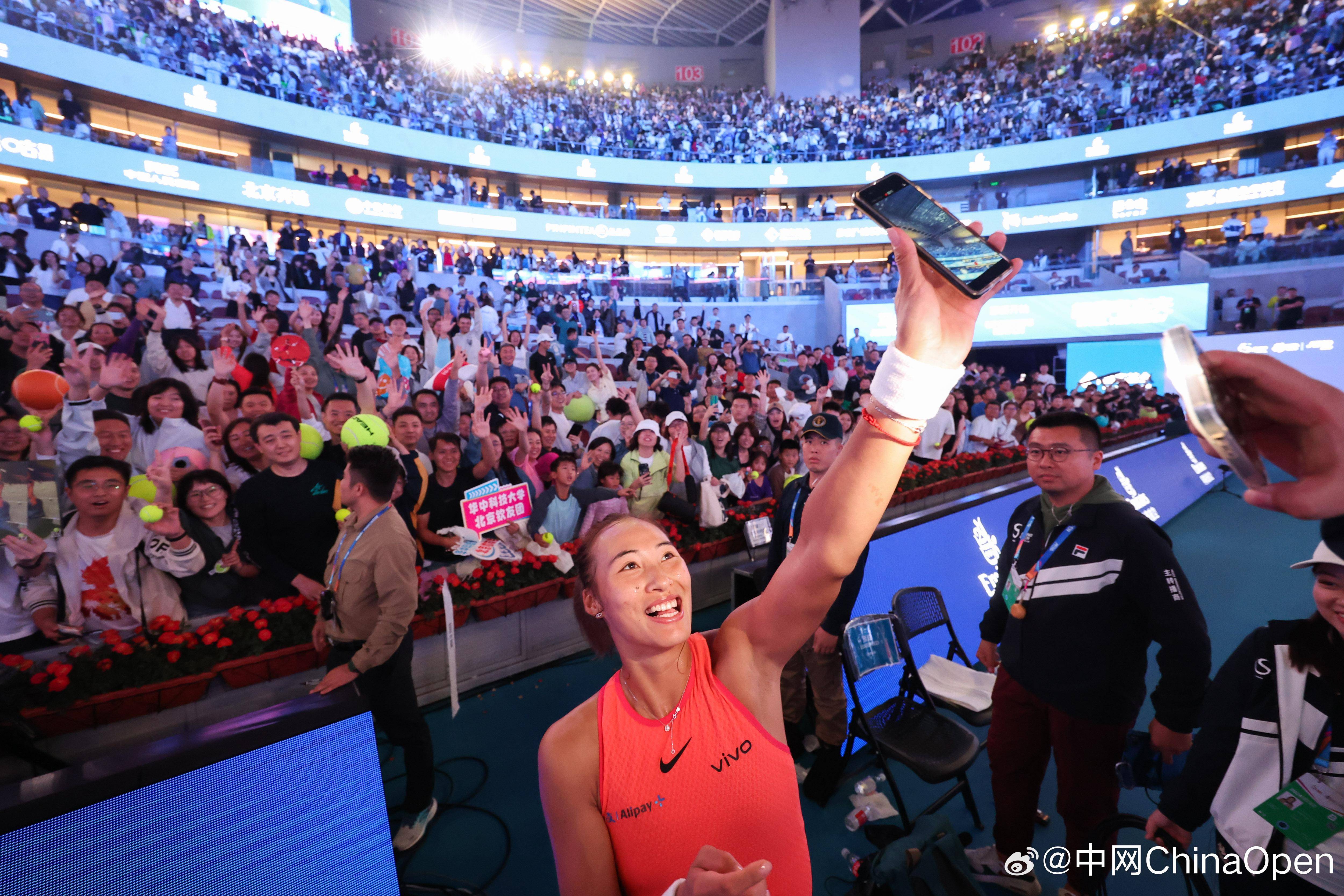 场面火爆!网球观众席沸腾不已 场面火爆!网球观众席沸腾不已