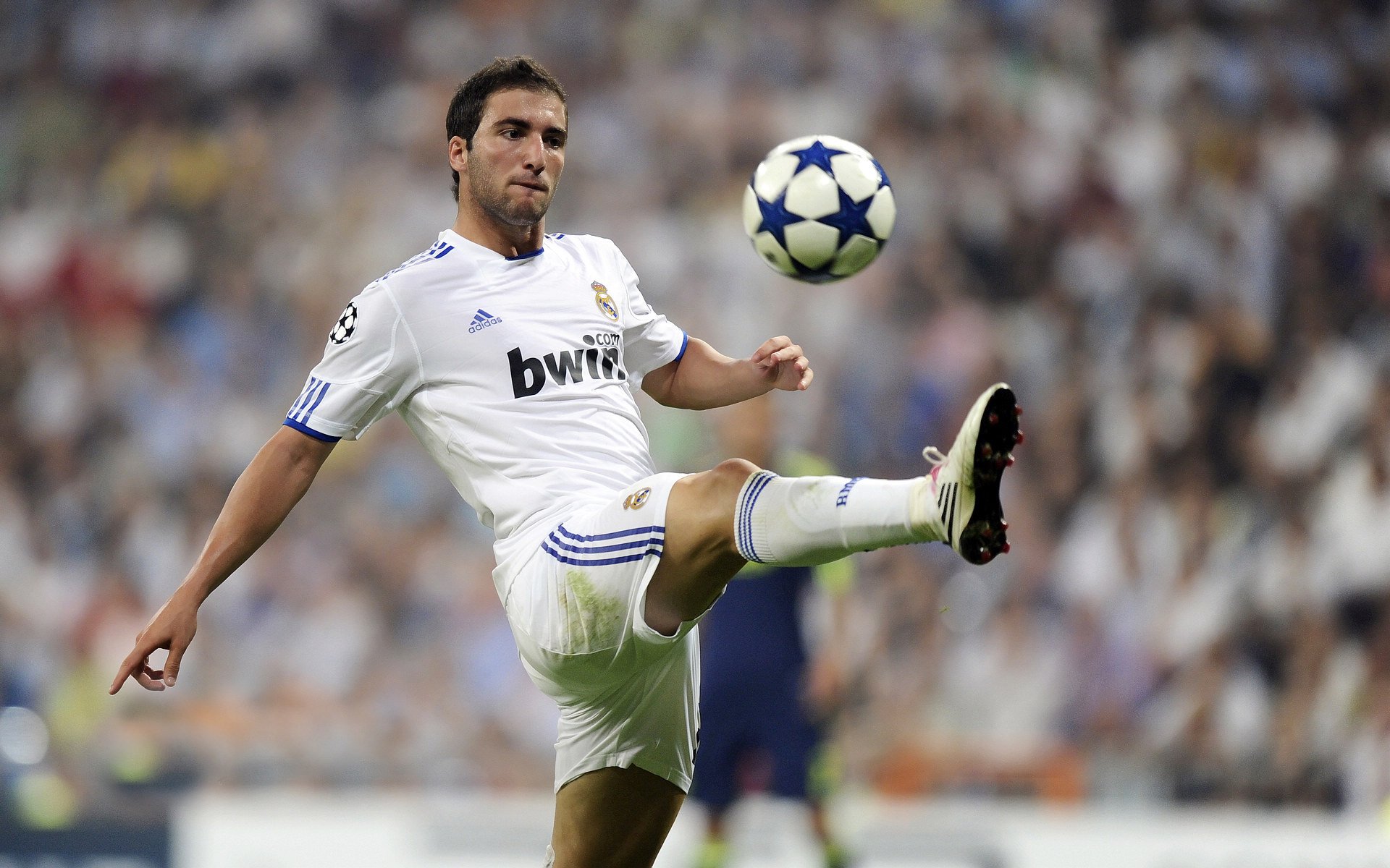 球场两端，字母哥存在感拉满，当宿敌对决被他者阴影笼罩