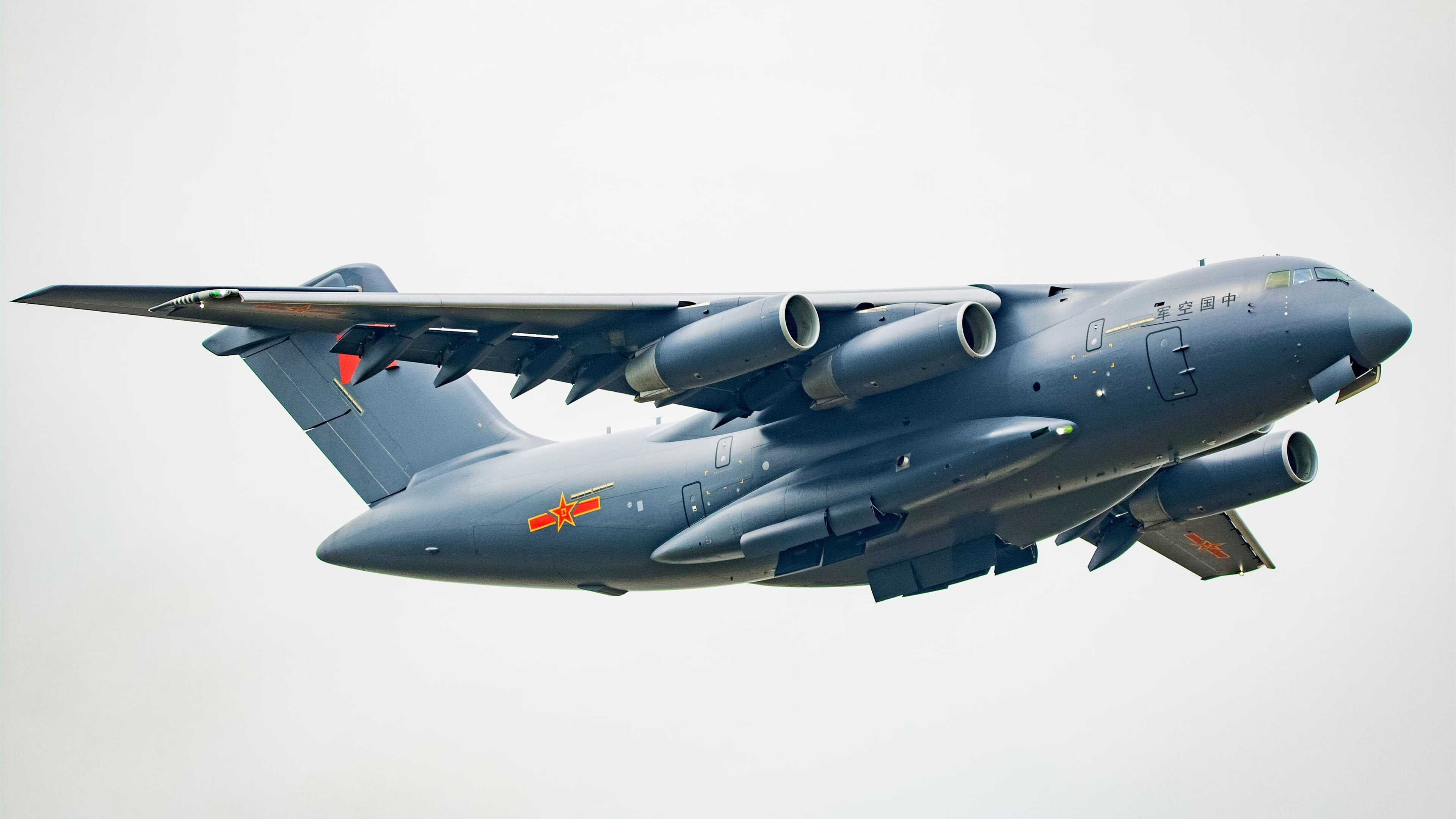 门将手套握住方向盘？当足球锋霸在F1赛道上演超车大戏